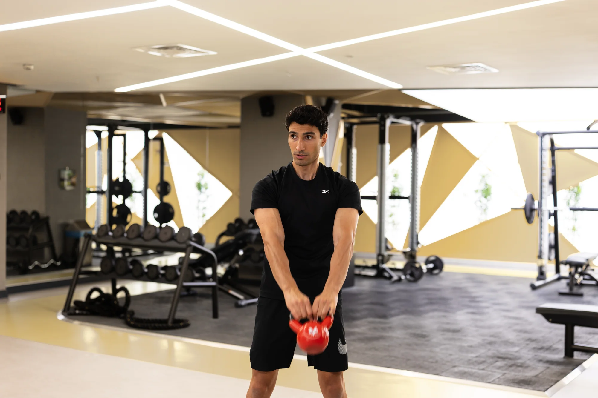 Hamdi Kambay, kettlebell ile antrenman yaparken